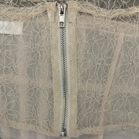 MISGUIDED LACE CORSET IN CREAM - Picture 4 of 8